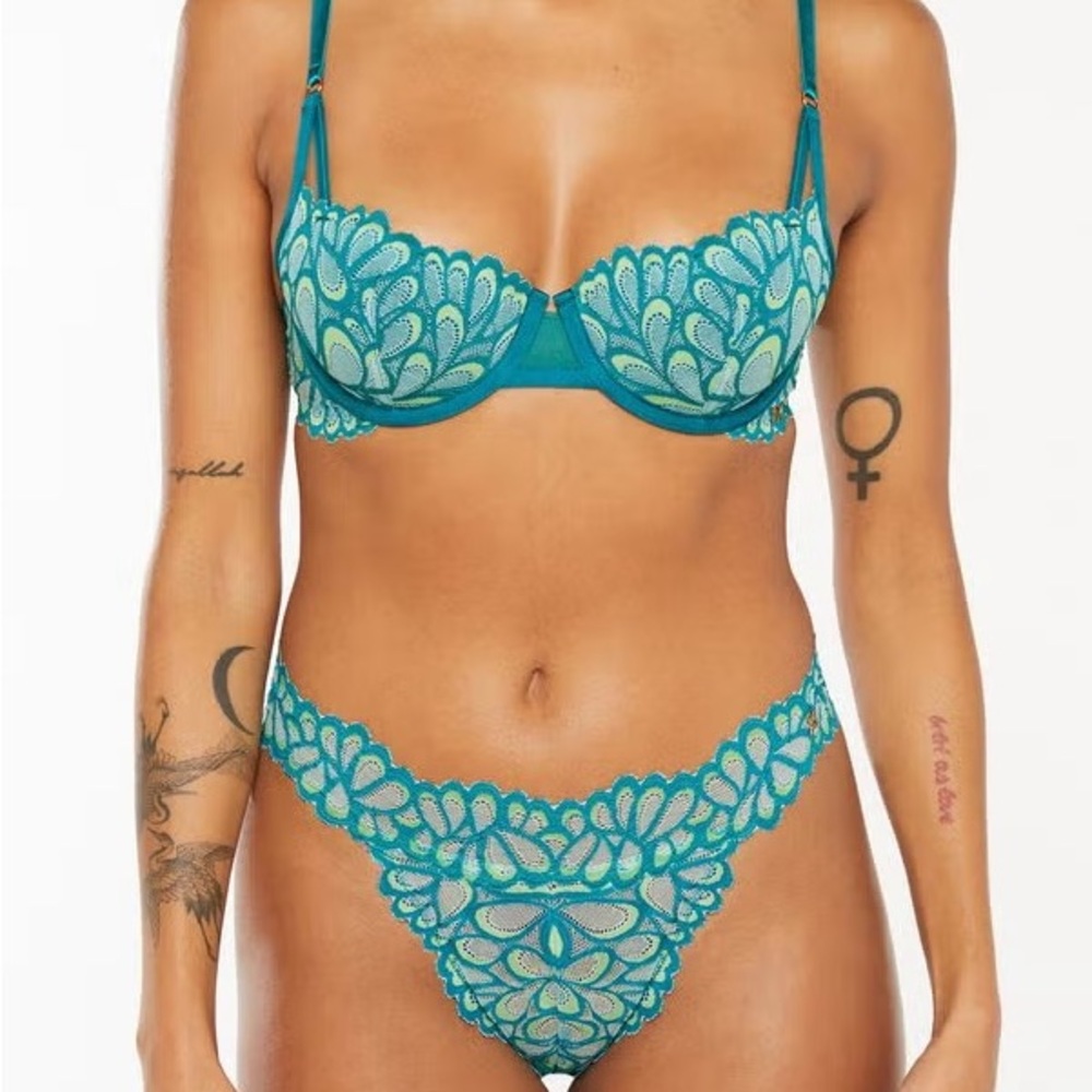 SAVAGE X FENTY LINGERIE SET
